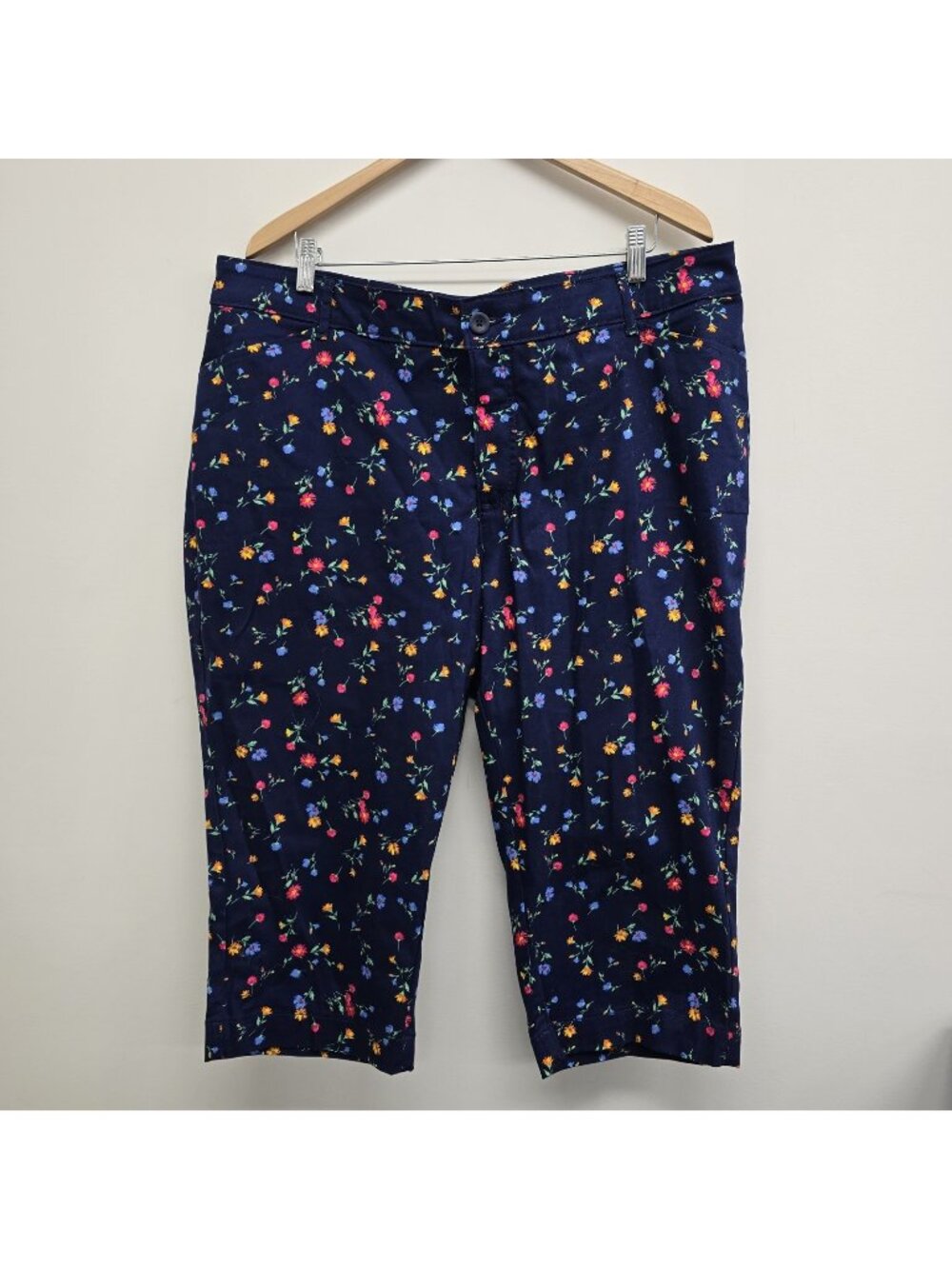 St Johns Bay Ditsy Floral Capri Pants Size 18W Botanical Wildflower Cottagecore